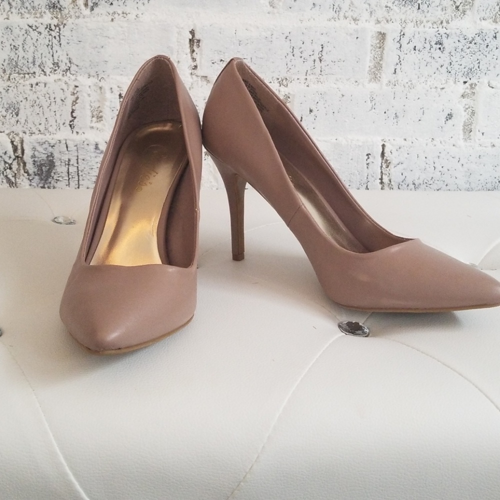 Pointed Nude Pumps